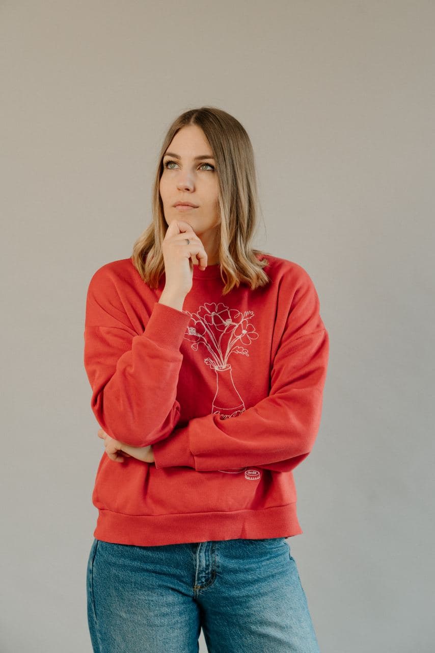 Sara siedząca w świetle słonecznym